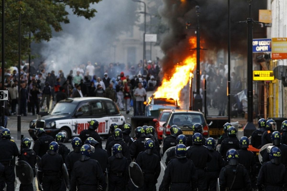 Riot police uk riots