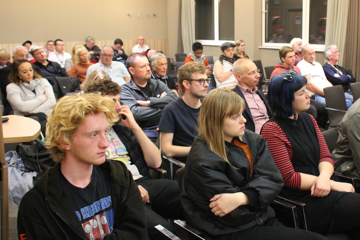 Fringe meeting crowd