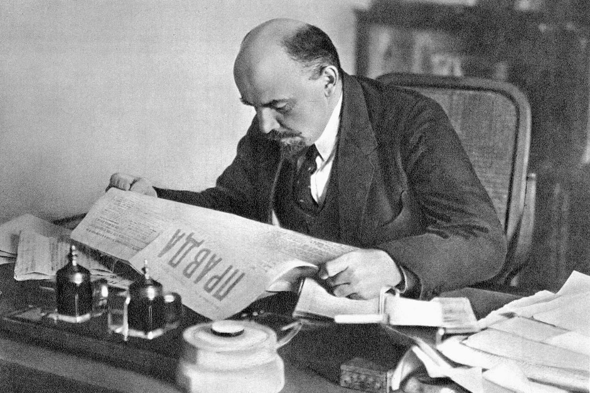 Lenin reading Pravda