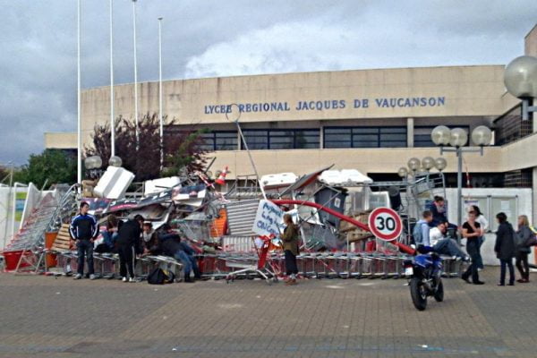 France: Battle over pensions – bring the economy to a halt!