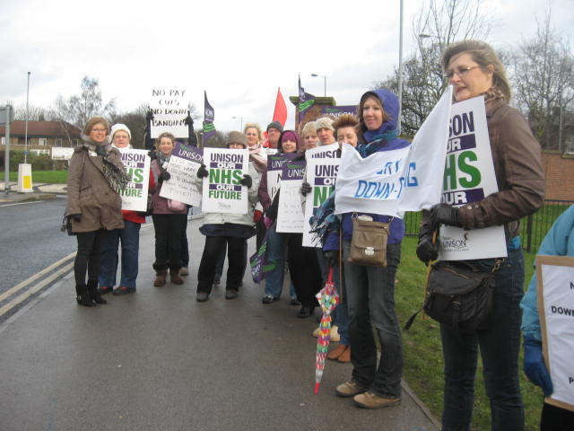 pickets_outside_pinderfields_hospital.jpg pickets_outside_pinderfields_hospital.jpg