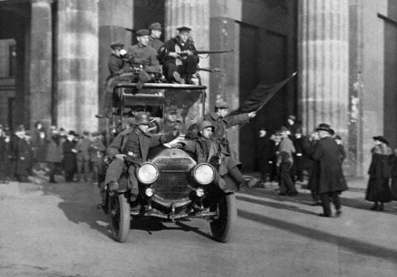 spartacists waving red flags