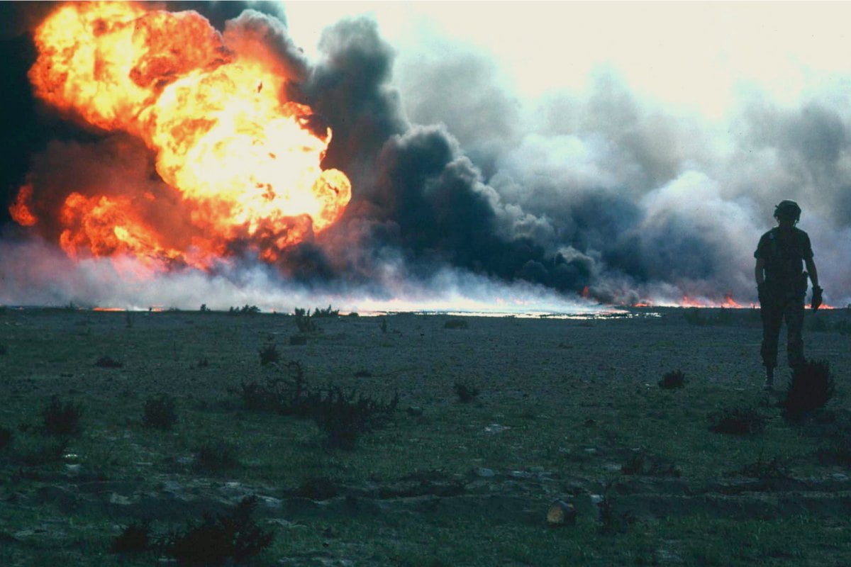 Kuwait burn oilfield