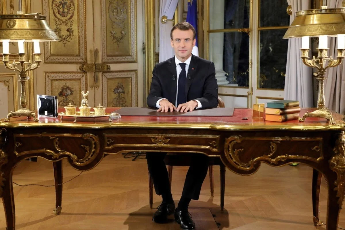 Macron-gilded-desk