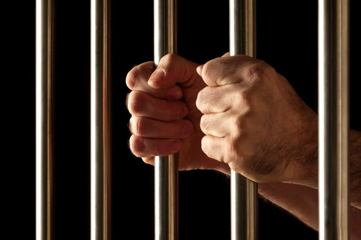 Prisoner_behind_bars