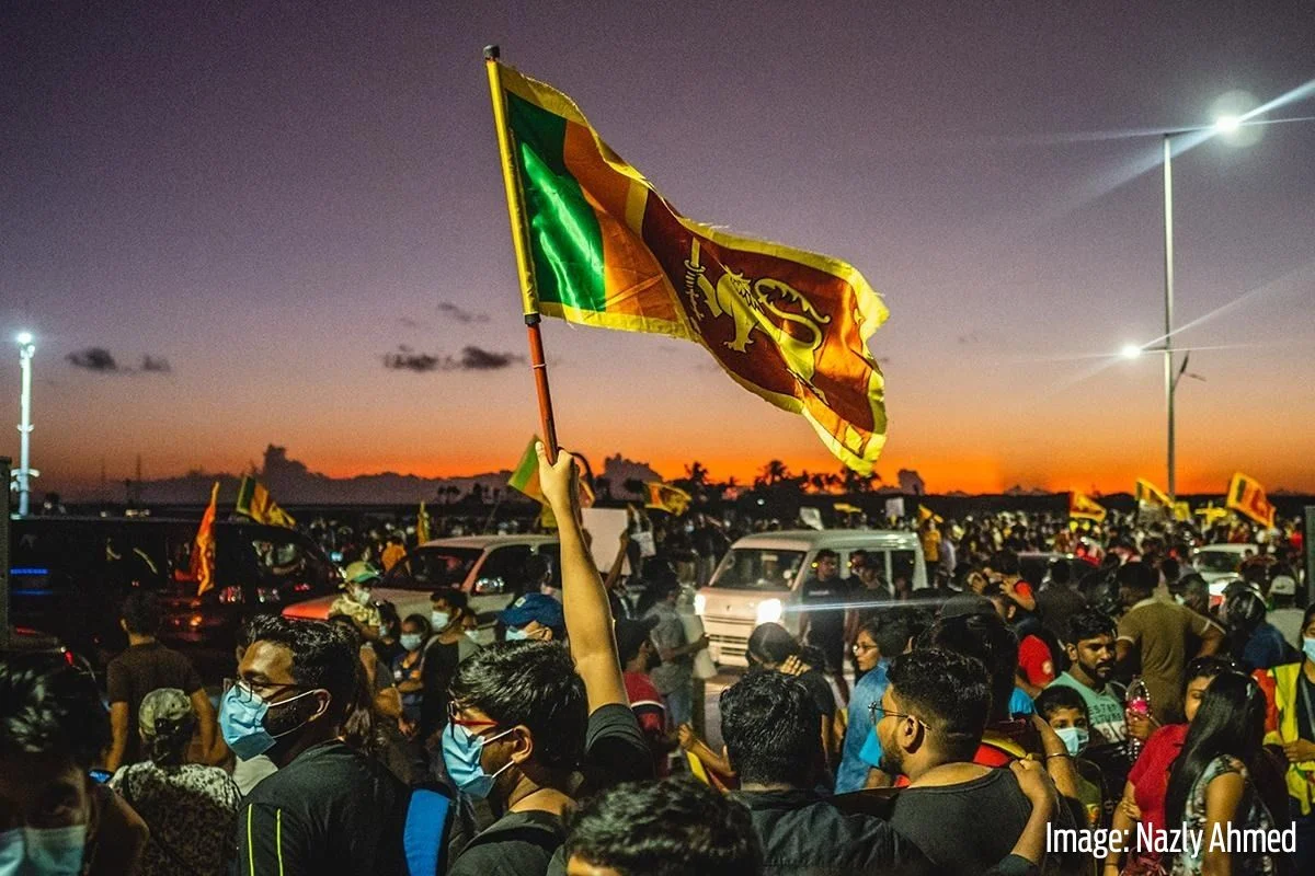 Sri_Lanka_flag_masses_1