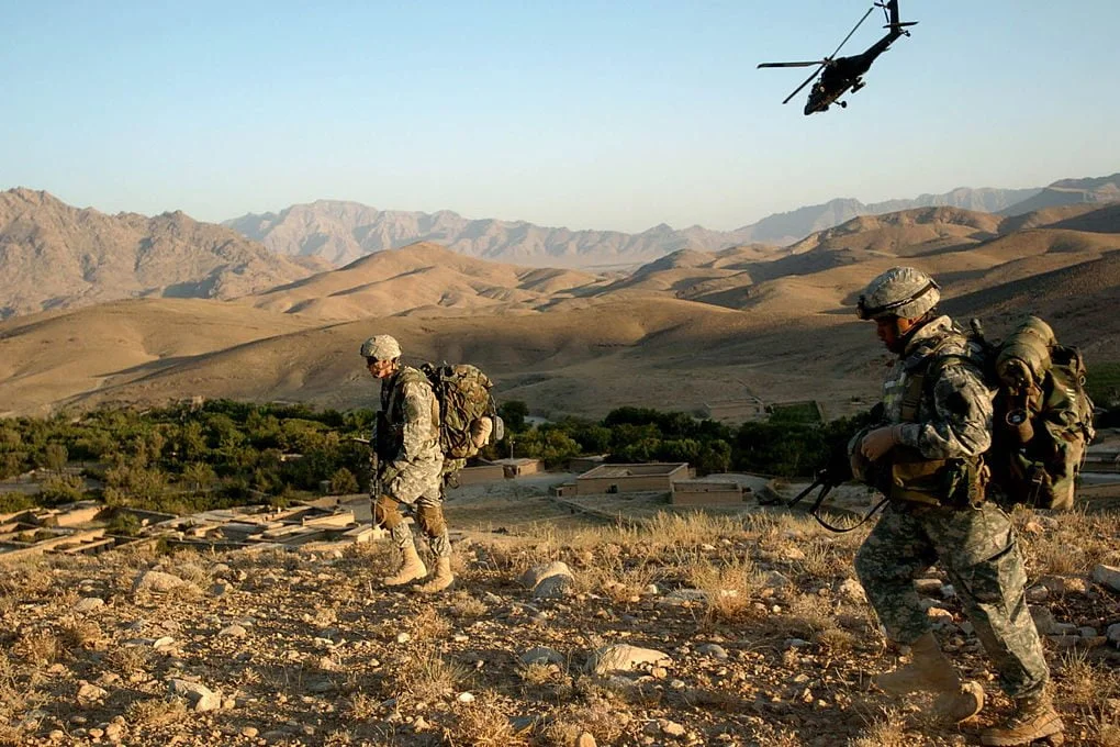 Helicopter and British soldiers image public domain