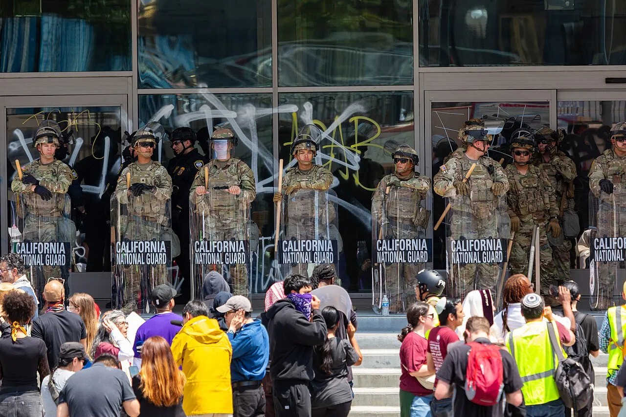LA cops national guard Wikimedia Commons