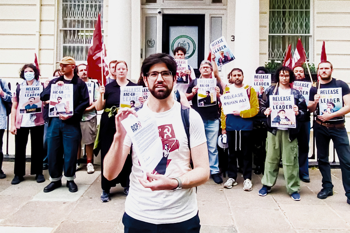 Pakistan embassy protest Rui Cardoso with Letter