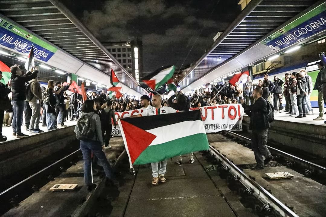 Milano_Manifestazione_a_sostegno_della_Global_Sumud_Flotilla_invade_e_occupa_simbolicamente_la_